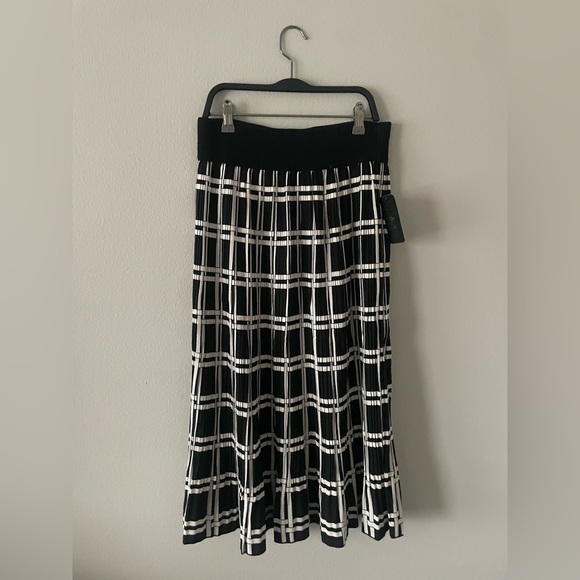 Metro Wear Dresses & Skirts - Black & White Size M Midi Skirt